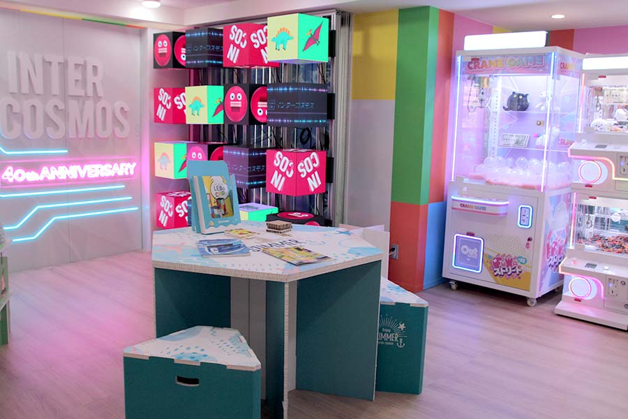 キューブビジョンを並べて印象的なディスプレイに