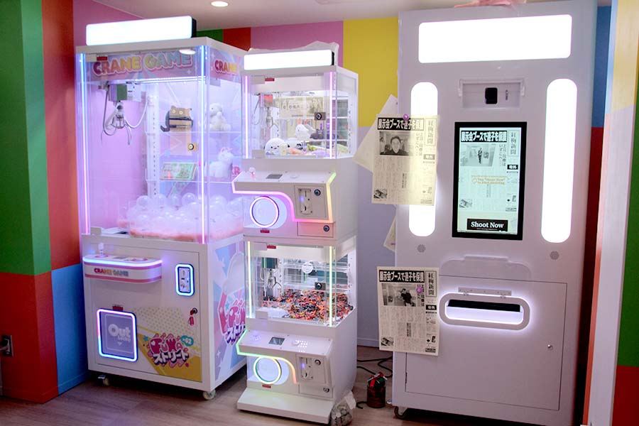 クレーンゲームやパロディ新聞を印刷できるフォトプリントマシン