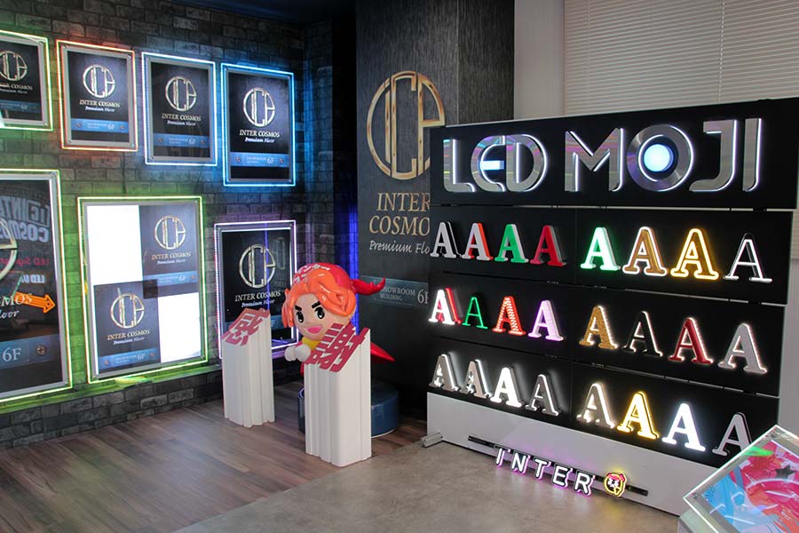 LED文字看板や多彩な種類のレインボーパネル