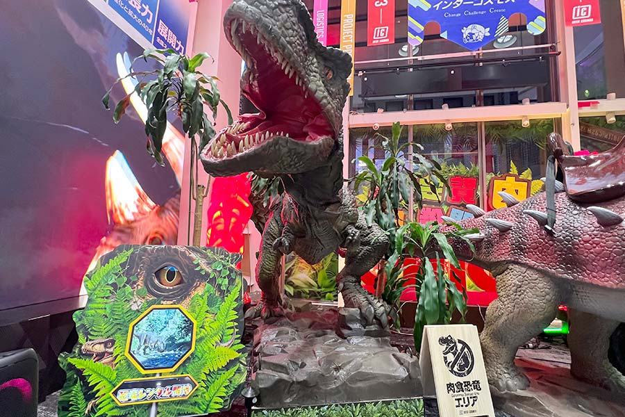 デジタルサイネージと恐竜ロボットの競演