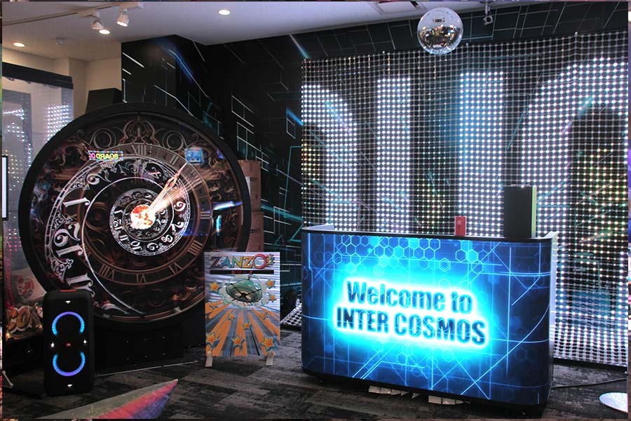 カウンターにも映像を流してお客様を歓迎