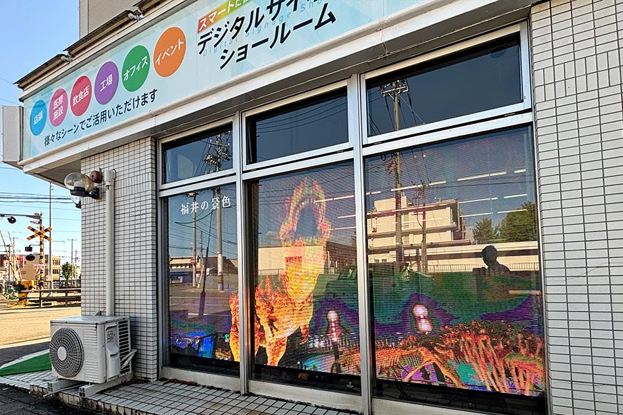 日中の屋外でもよく見える窓際のLEDビジョン