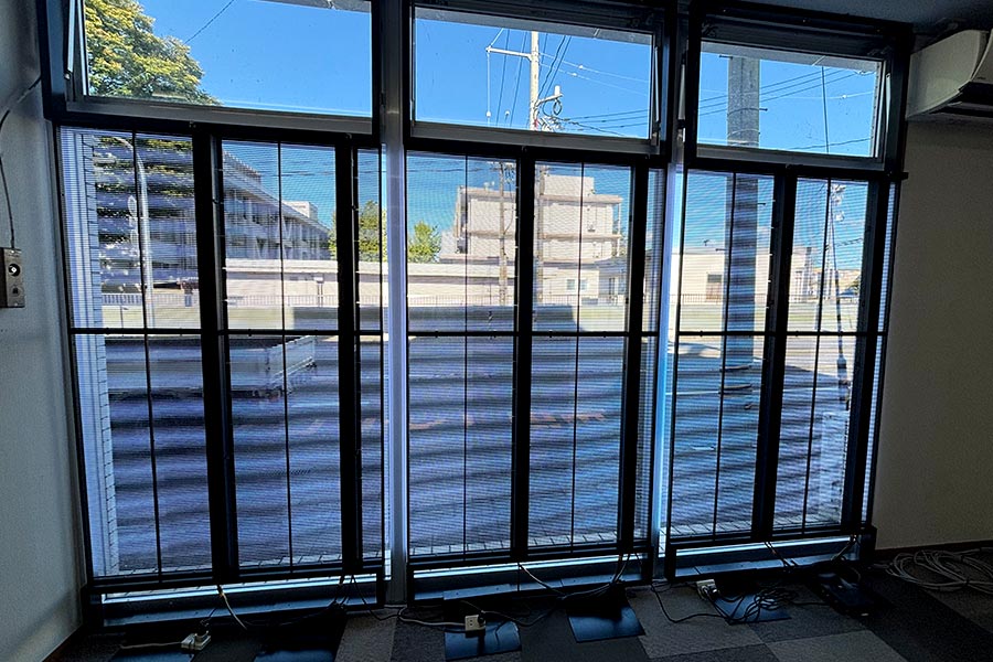 室内から外が見えるシースルービジョン