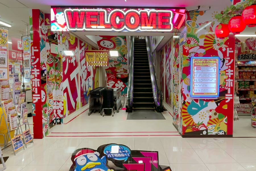 広島県広島市のディスカウントストア ドン・キホーテ八丁堀西店様のエスカレーター周辺装飾