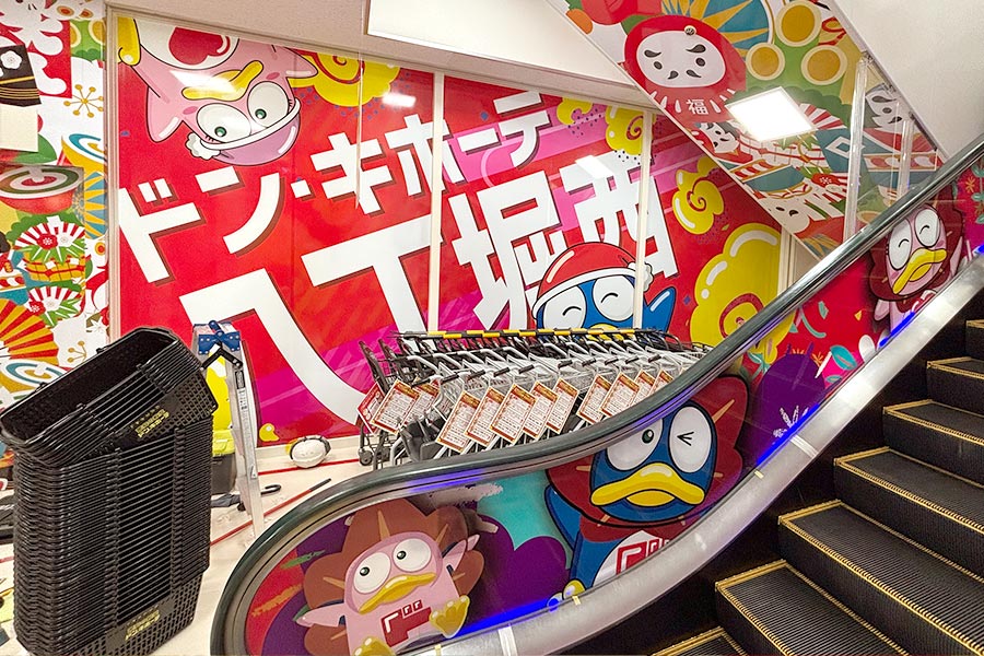 エスカレーター横のカート置き場の壁面装飾