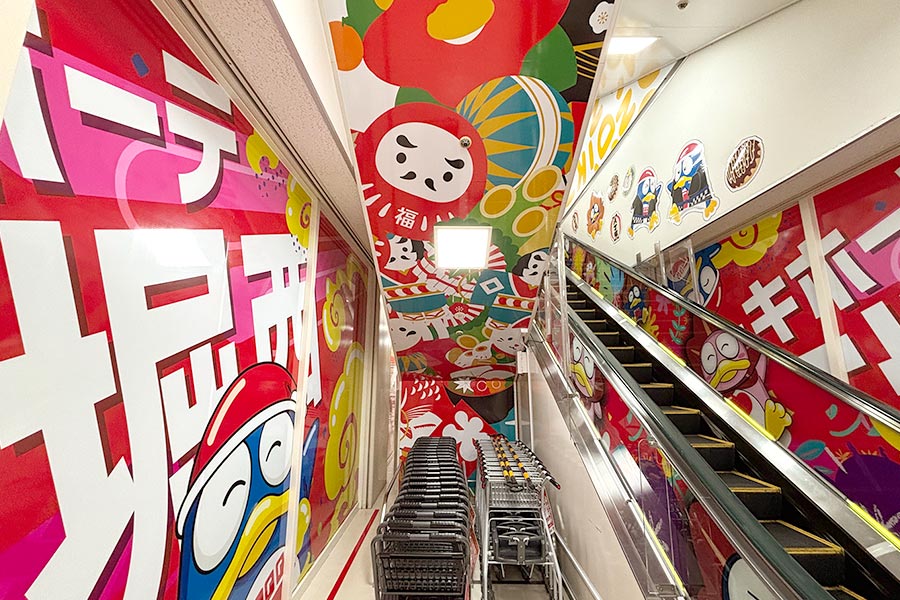 エスカレーター裏も外国人観光客にウケる日本モチーフのシートで装飾