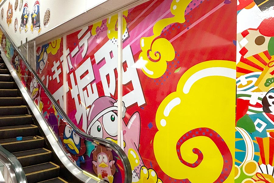 エスカレーター横の壁面シート装飾