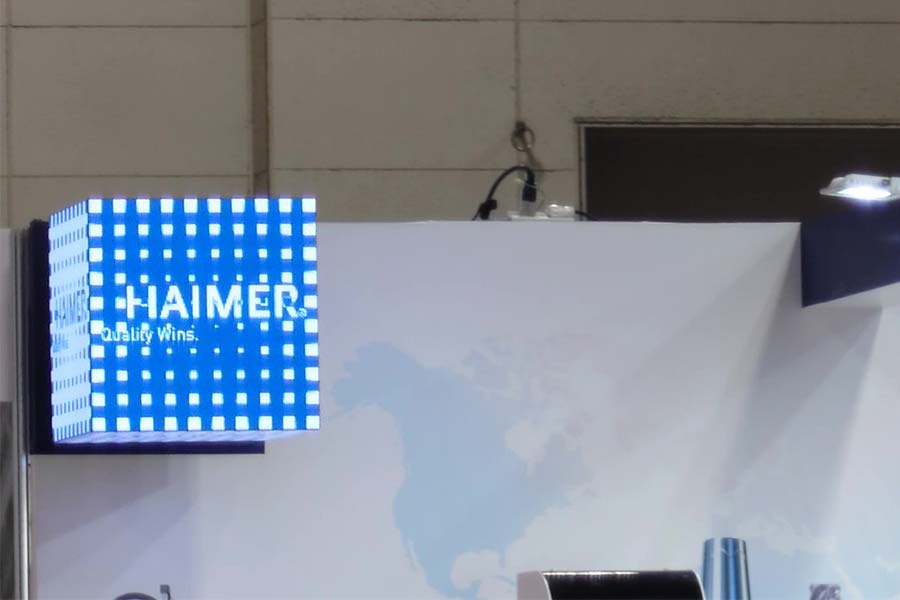 技術展ブースでのアイキャッチとして立方体型ビジョンを壁付け設置