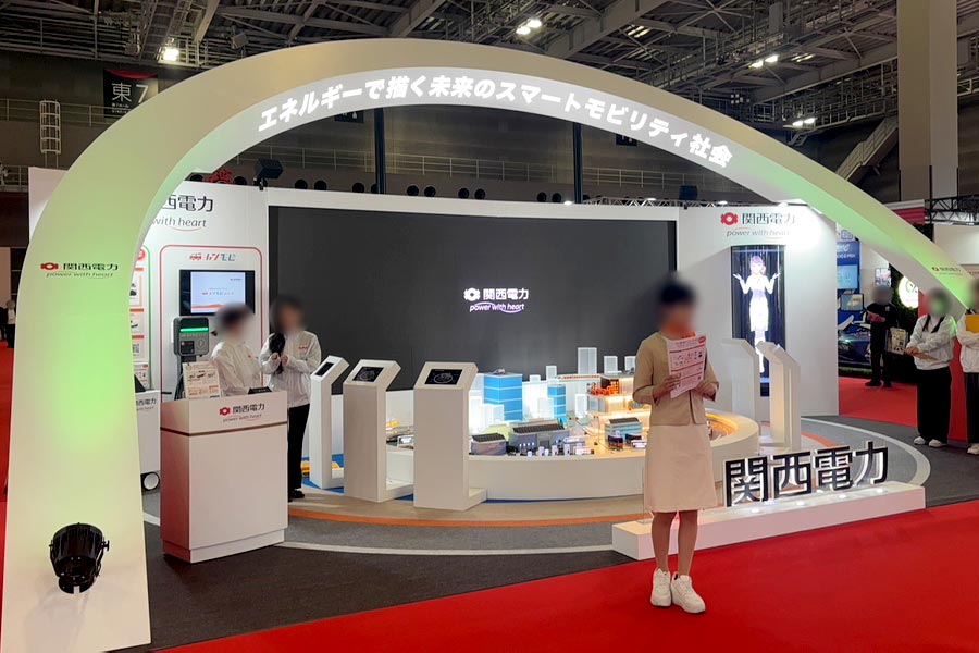 展示会ブース中央に巨大LEDビジョンと、サイドにZANZOを設置