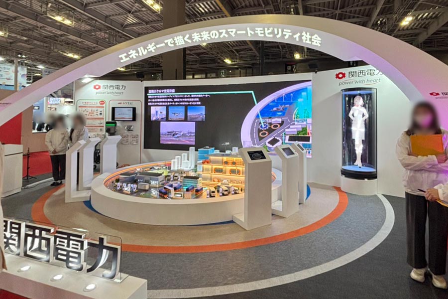 ホログラム映像でキャラクターが宙に浮かぶ演出