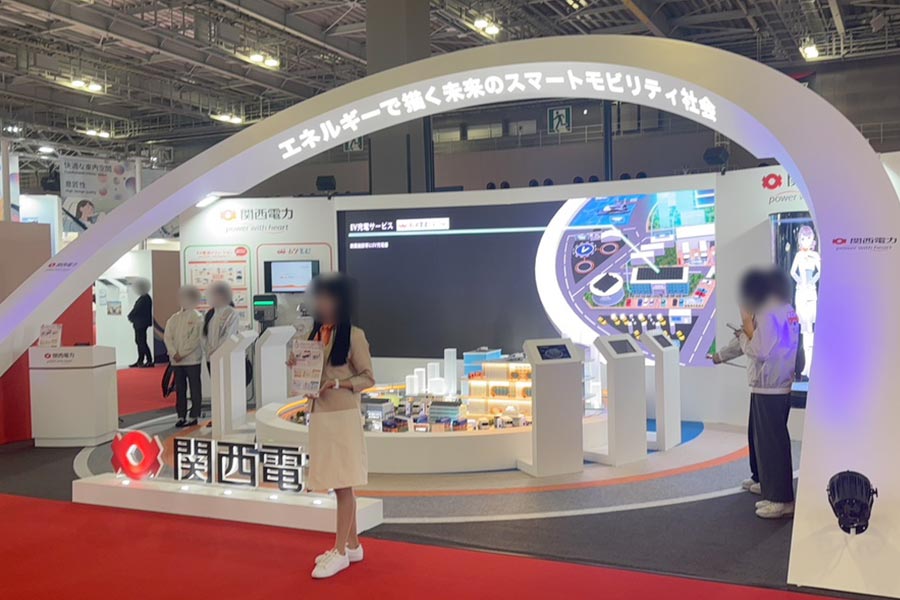 近未来的な展示会ブースにLEDビジョンとデジタルサイネージが活躍