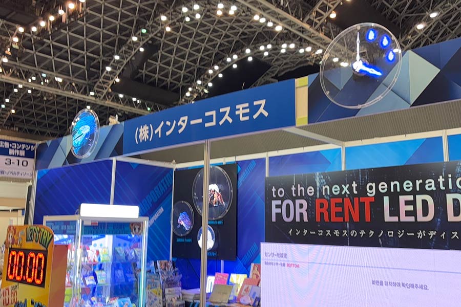 ブース上部にもZANZOを設置