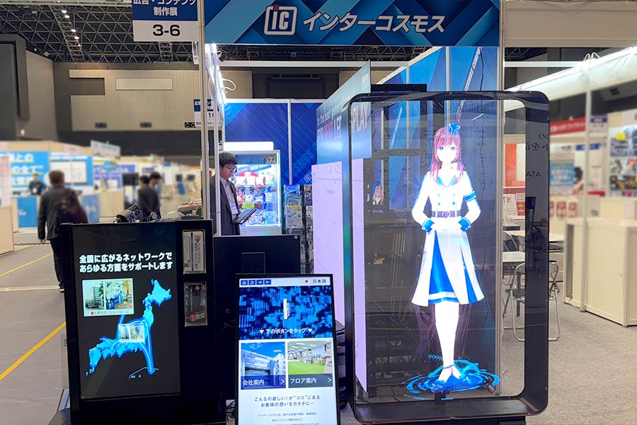通路側には薄型両面サイネージ『ダブルサイド』やタッチコンテンツが流れるサイネージを展示