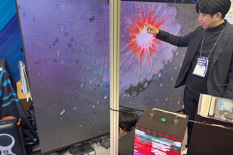 触れると映像に爆発エフェクトが生じる『インコスタッチ』