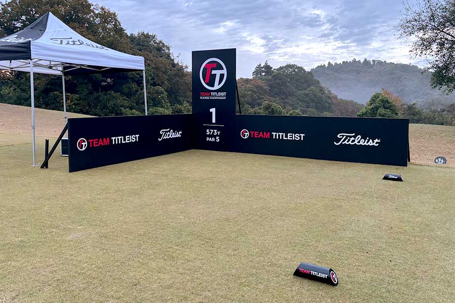 ゴルフホールに大型スタンドを設置