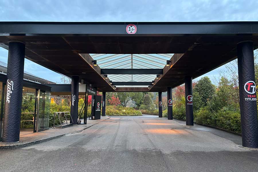 柱ラッピングで建物も装飾