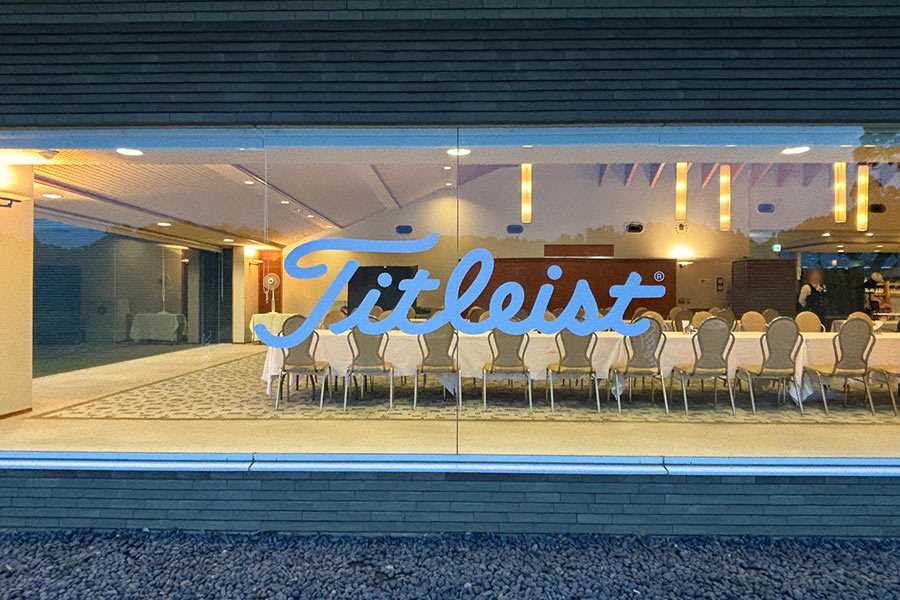 ガラスシートでロゴを大きく掲出