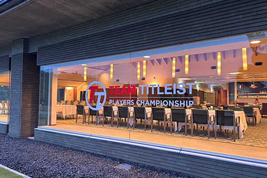 大型の窓もシートで装飾