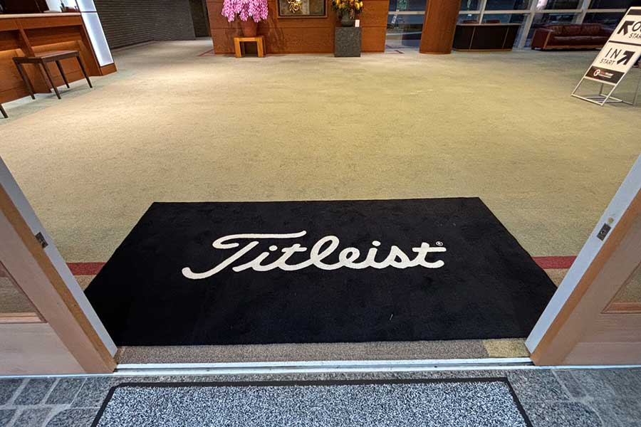 フロアマットもロゴ入りで