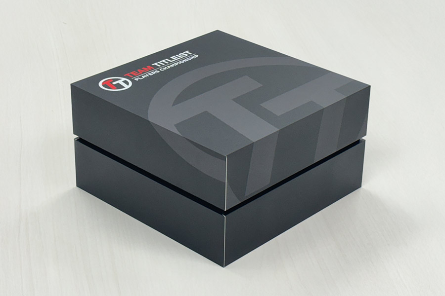 お洒落なオリジナルトロフィー入れ