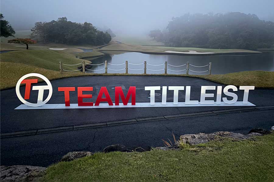 暗くても目立つ大型ロゴオブジェ