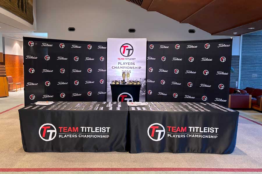 大型のディスプレイスタンドやテーブルクロス、カウンター