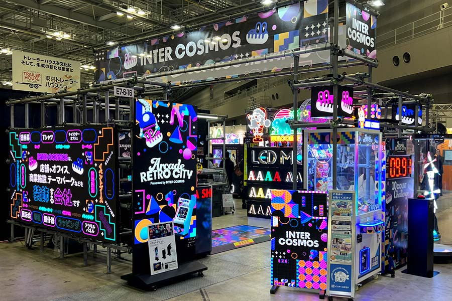 東京展示会でのデジタルサイネージ中心ブース装飾全体