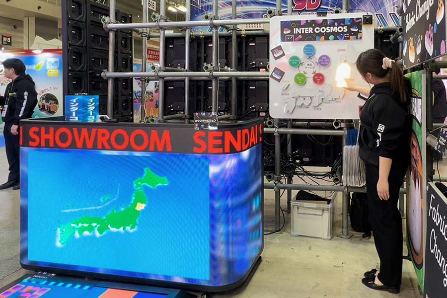 オブジェをタッチすると光り、映像が切り替わる新システム