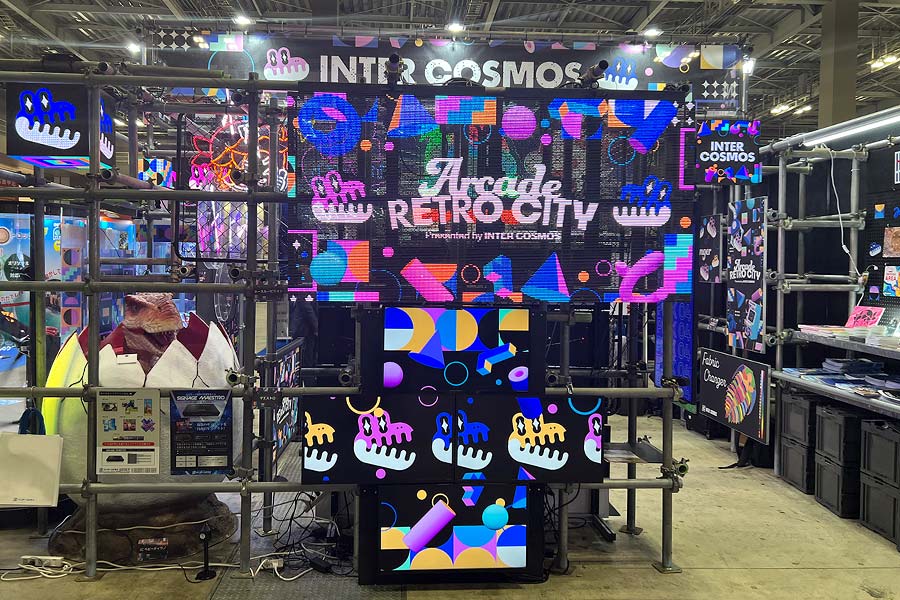 単管フレームで内部を見せつつデジタルサイネージで映像演出