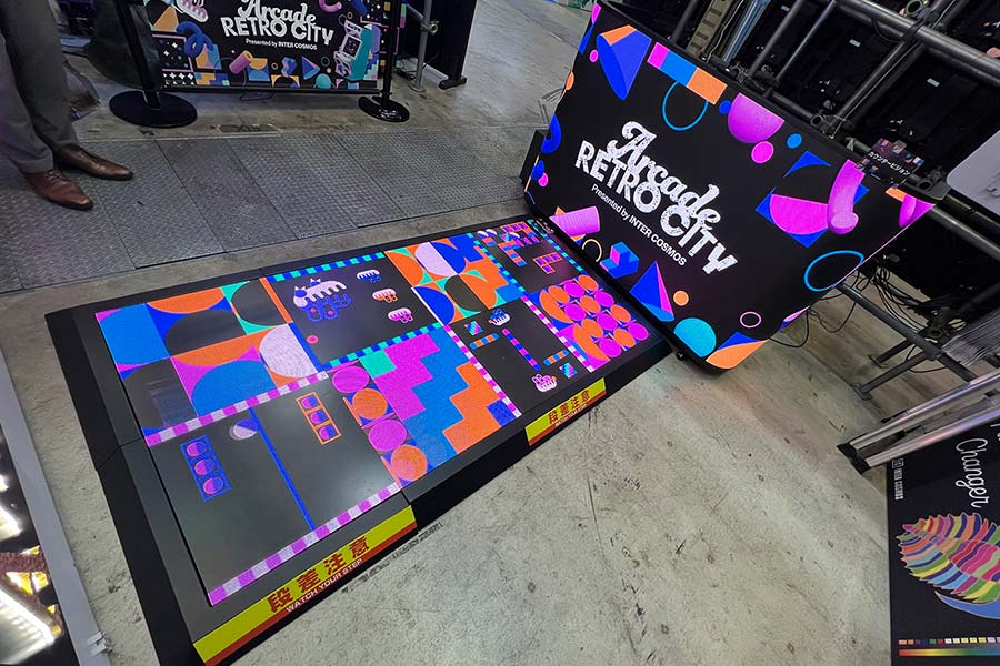 カウンター型LEDビジョンと映像カーペットのフロアビジョン