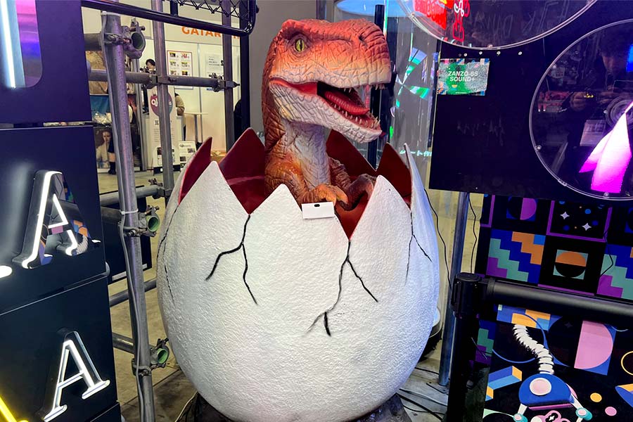 赤ちゃん恐竜が卵から出入りする恐竜ロボットICベビーティラノ