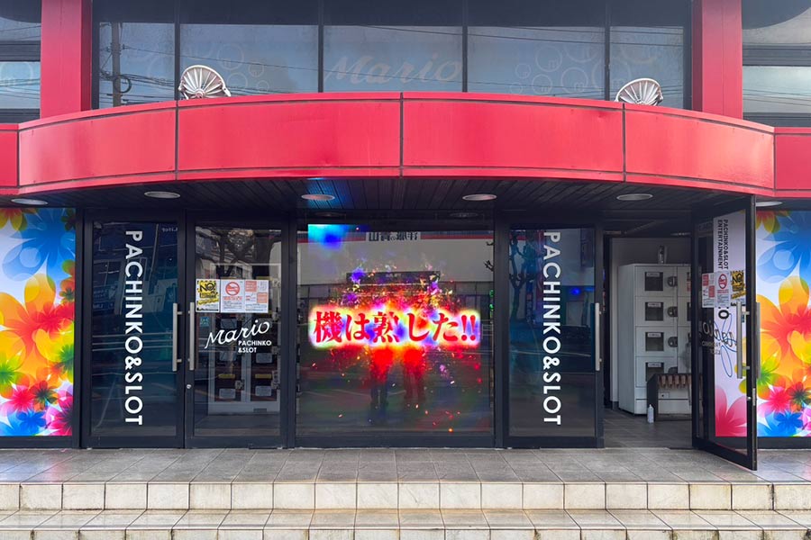 床置きのLEDビジョンを窓から外に向けて配置