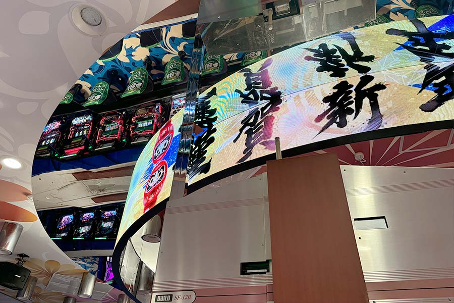 お正月など、季節に応じた内容の映像で天井を彩るカーブビジョン