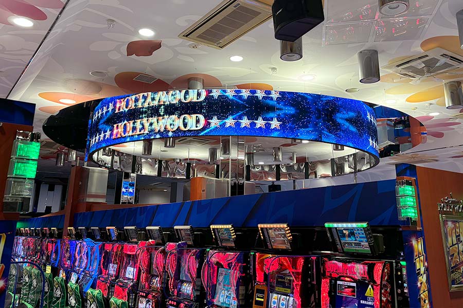 文字がシームレスに流れる曲面円筒型ビジョン