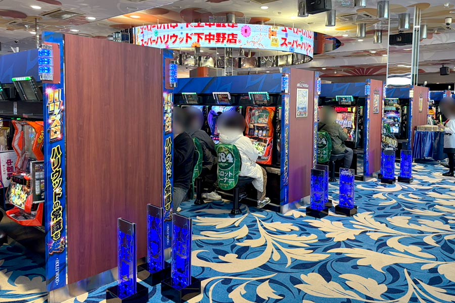 リニューアル後のホールの雰囲気を盛り上げるカーブビジョンとさしさしくん