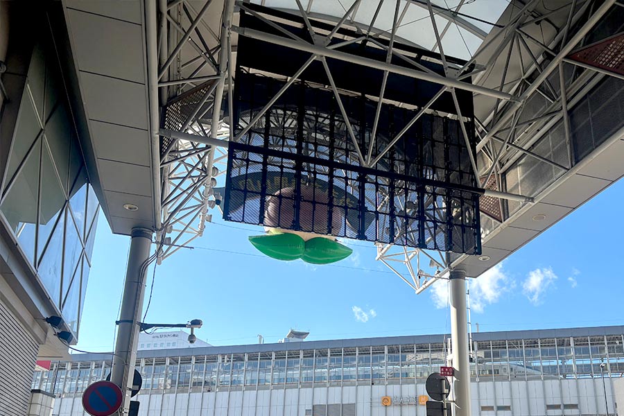 後ろ側から空が透ける岡山駅前商店街シースルービジョン