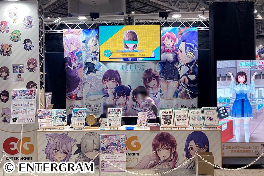 縦型自立式でゲームキャラクターの映像が話しかけてくる様子