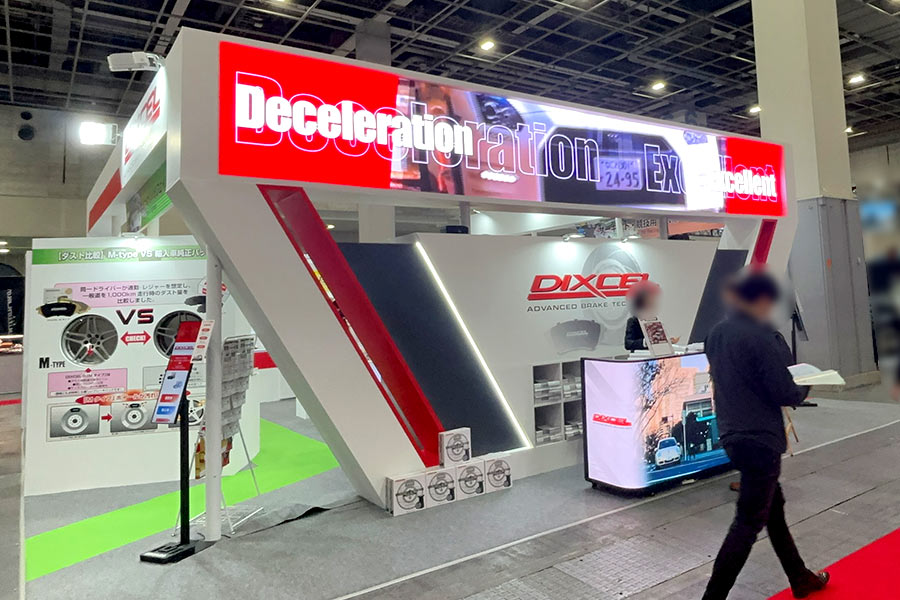 「大阪オートメッセ」にてブースに人が来ている様子