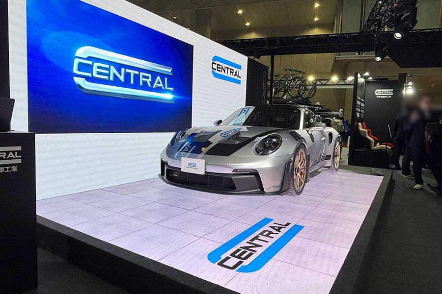 幕張メッセ展示会「東京オートサロン2026」での屋内用LEDビジョン+フロアビジョンブース装飾