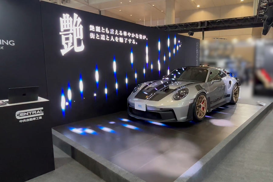 車がLEDビジョンの光を反射し美しく輝きブース映え抜群