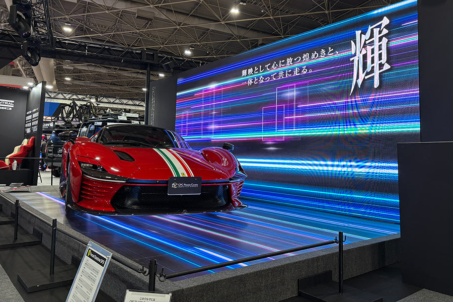 フェラーリを引き立てるLEDビジョン装飾