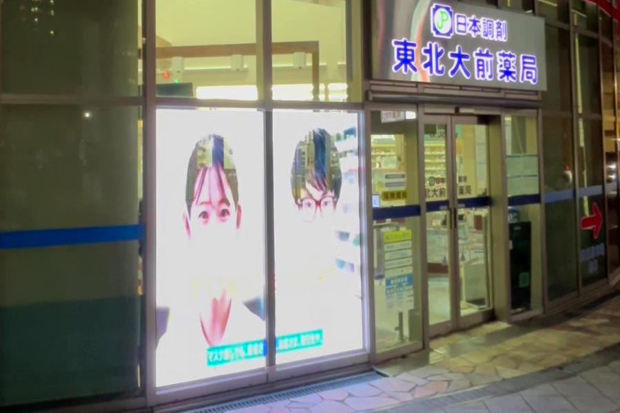 ウインドウを活かした大型のLEDビジョン広告