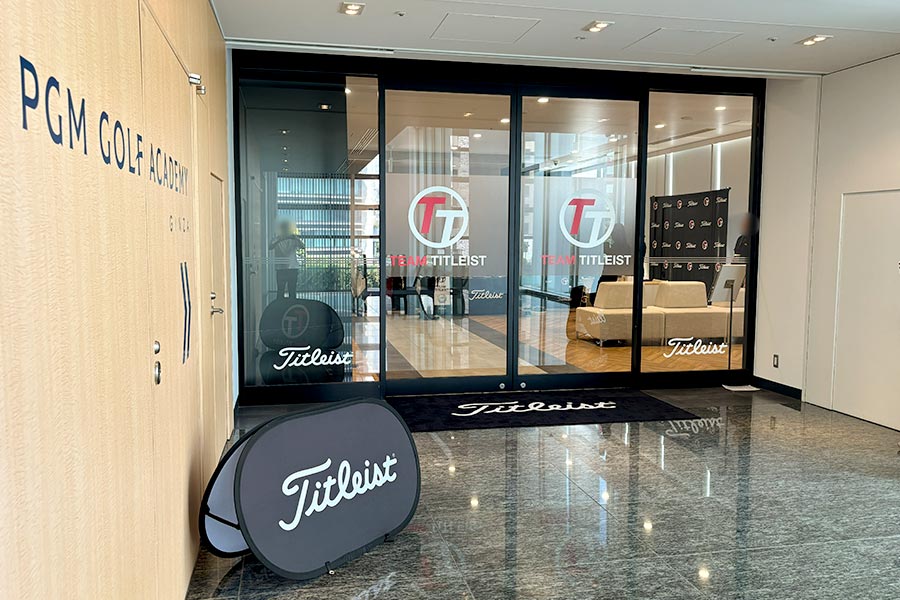 ウインドウカッティングシートで店舗入り口もブランディング