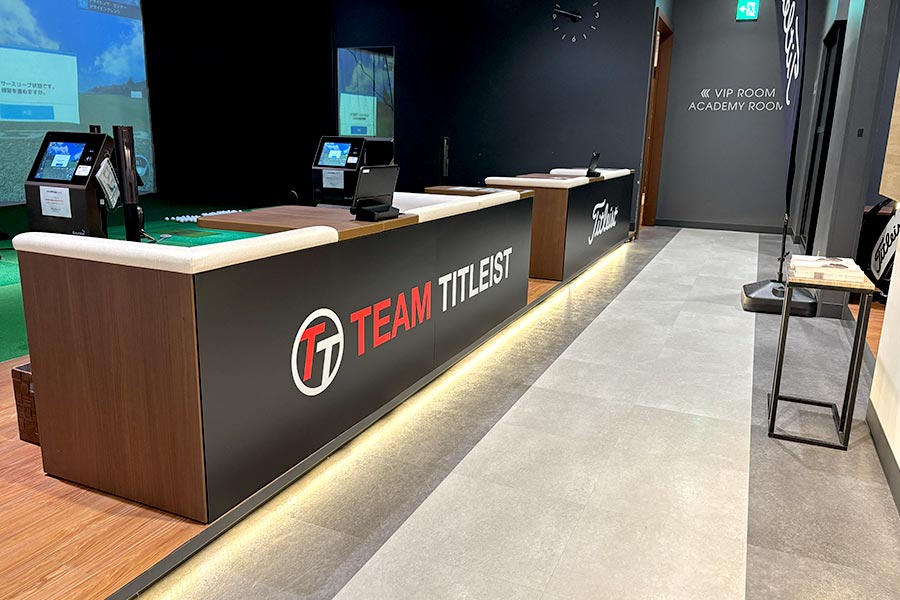 ブースの統一感を演出する什器裏のアルポリパネル