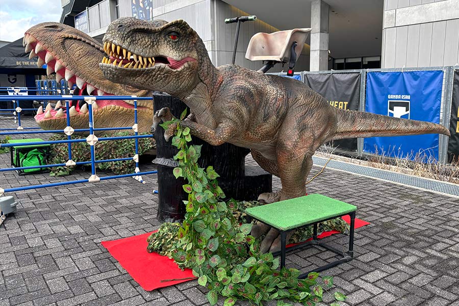 ティラノサウルスの背中に乗って遊べる恐竜ライドロボット