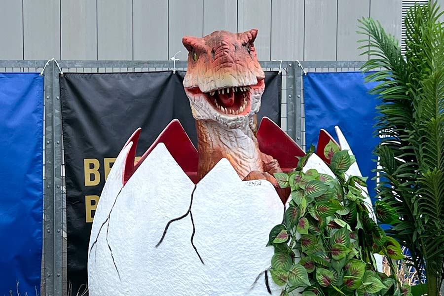 大阪府吹田市の万博記念公園内にあるスタジアムイベントで活躍した恐竜ロボット