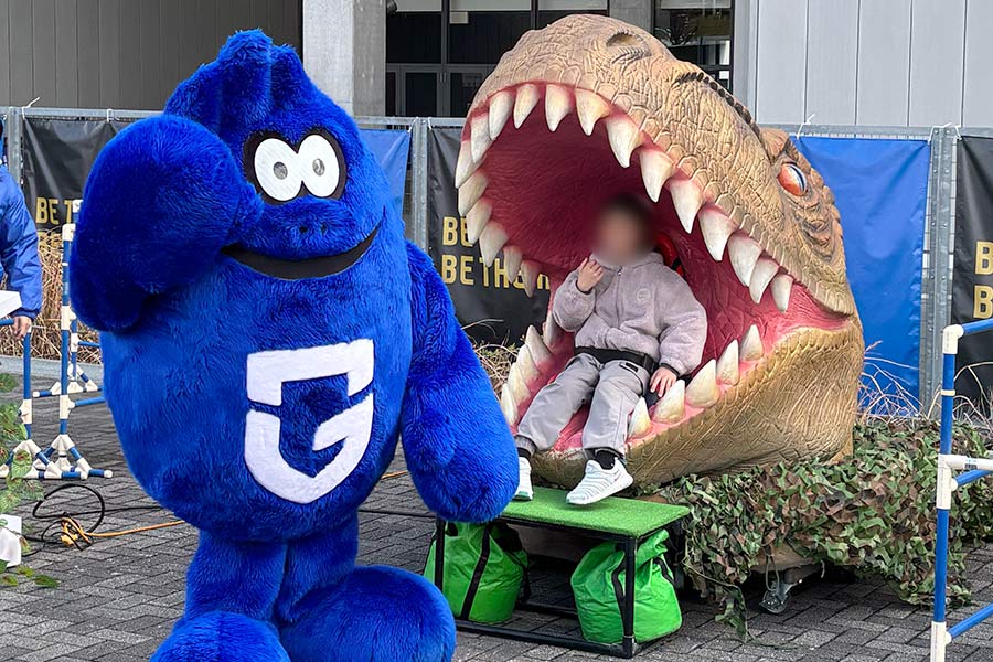 恐竜の口の中に入った子どもとモフレムのツーショット