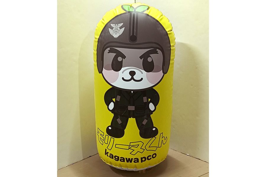 航空自衛隊の迷彩服を着たモリーヌくん自立式エアバルーン