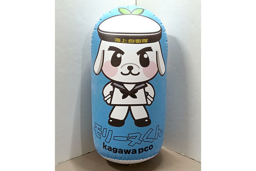 海上自衛隊の制服を着用したモリーヌくん