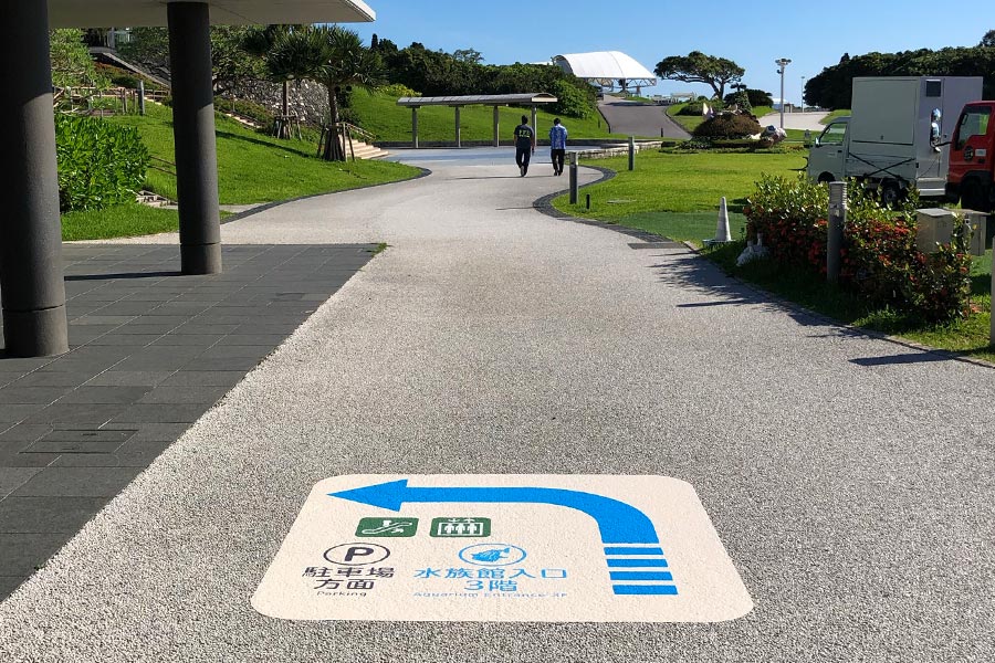 シンプルで分かりやすい矢印とアイコンによる誘導案内床シート